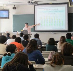 沖縄国際大学で労働法制などについて講義する厚労省職員＝１０月（厚労省提供）
