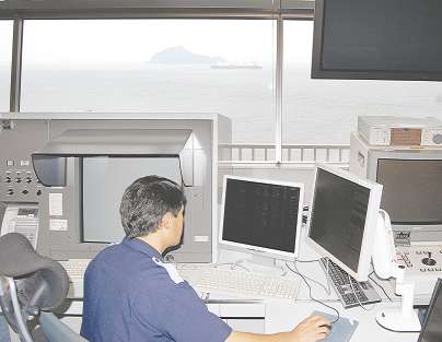 海の安全を守る管制官の仕事は緊張が続く＝田原市伊良湖町で