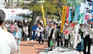 メーデーの集会に集まった組合員ら＝瀬戸市の宮川モールで