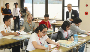 日本語の勉強をする外国人技能実習生の６人＝岐阜市秋沢の研修施設で