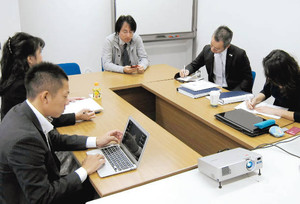 ゼミ形式で新規事業の計画を議論する「ＭＩＥ起業道場」の受講生ら＝津市の三重大で市金町の市文化センターで