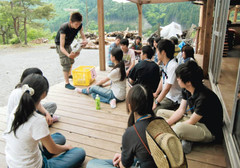 ｍｏｍｏの融資で改修した「こうじびら山の家」で合宿する大学生ら