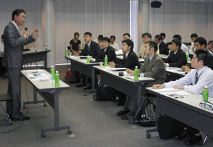 古屋圭司衆院議員（左）の講演を聞く入塾生ら＝岐阜市藪田南の自民党岐阜県連で