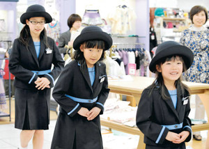 買い物客にあいさつしながら店内を回る子どもたち＝名古屋市中区の松坂屋名古屋店で