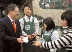 点字入り名刺を手にする大村知事と話す（右から）前田さん、佐藤さん、遠山さん＝知事公館で
