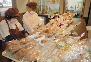 パンの製造・販売を手がける社会福祉法人「豊生ら・ばるか」。休業中の障害者受け入れ事業を始める＝愛知県豊橋市で