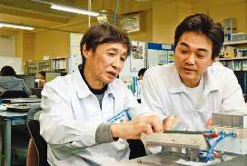 定年退職後、経験を生かして派遣社員として働く水野さん（左）＝名古屋市緑区の高砂電気工業で