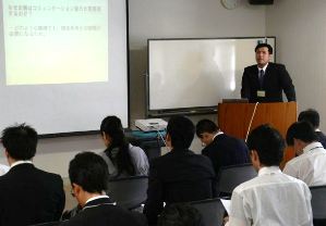 コミュニケーション能力について学ぶ人たち＝岐阜市橋本町のハートフルスクエアーＧで