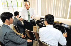 シミュレーターを使って接客などの研修を受ける新人ドライバー＝名古屋市瑞穂区の名鉄交通で