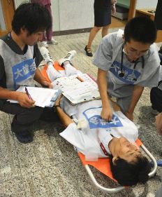 訓練で重傷患者の症状を診る総合大雄会病院職員ら＝一宮市桜の同病院で