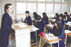 企業の担当者から仕事の話を聞く生徒ら＝中川区で