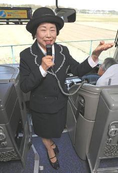 現役のバスガイドとして働く７１歳の岡田さん＝豊橋市磯辺下地町で