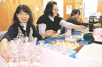 開発した商品の梱包作業に励む小久保さん㊧と若者たち＝半田市春日町で
