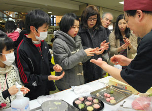 練りきり細工菓子の作り方を職人から教わる来場者＝四日市市のじばさん三重で