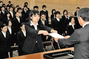 広部正紘県教育長から辞令を受ける木内彩乃さん（左）＝いずれも県庁で
