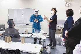 トライトキャリアで実施している介護職員初任者研修。この日は感染症対策を学んだ＝大阪市中央区で（同社提供）