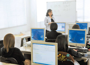 パソコン技能の職業訓練で、会社内のコミュニケーションも学ぶ生徒たち＝岐阜市六条北のソーシャルサービス協会ＩＴセンター岐阜で