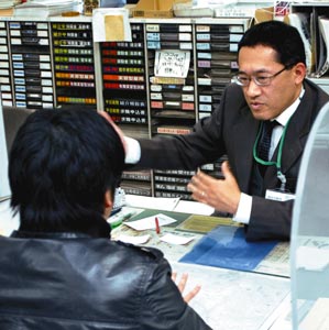 年の瀬も仕事を求めて相談員と面接する求職者（手前）＝３０日、浜松市中区のハローワーク浜松で