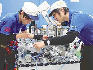 本番通りに課題に取り組む社員たち＝大府市江端町の技術技能ラーニングセンターで