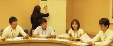 より良い情報共有の仕方について意見を出し合う荒井直子さん（右から２人目）ら＝東京都新宿区の大日本印刷で