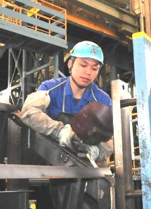 スパイラルエスカレーターの製作に励む田島健司さん
