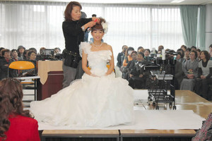 集まった県内の美容師を前に花嫁のヘアメークを指導する講師の西田早由美さん＝福井市和田東２の県美容会館で