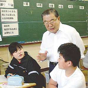鈴木秀昭社長（中）の話を聞きながら意見を出し合う中学生たち＝津市一身田中学校で