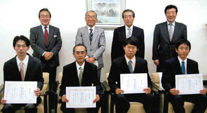 新規就農者研修を修了した１期生ら＝岐阜市のＪＡ会館で