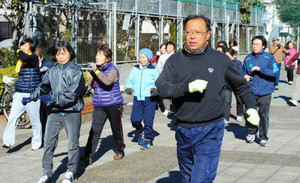 地域の高齢者らに健康体操を教える高浜和行さん（手前右）＝東京都墨田区で