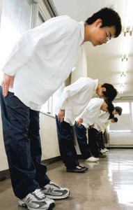 厳しい研修を受ける中小企業の新入社員＝愛知県岡崎市で