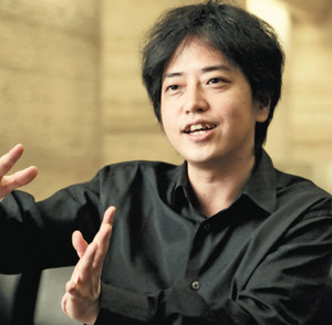 「若者が自分のお金で自己投資できる社会であってほしい」と語る中村文則さん＝名古屋市中区の中日新聞社で
