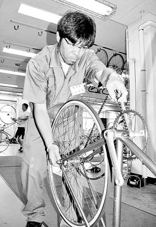 レースに出場する競輪選手の競技用自転車を念入りに調整する白木利光さん＝豊橋市の豊橋競輪場で