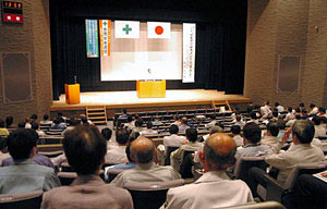 全国安全週間に向けて、労働災害防止の意識を高める説明会＝魚津市の新川文化ホールで