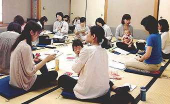 仕事や子育てについて語り合う女性たち＝岐阜市金町の市文化センターで