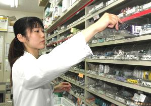 勤務時間短縮の制度を利用し、育児と仕事を両立している薬剤師の沢井奈穂さん＝笠松町田代のたんぽぽ薬局笠松店で