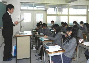 社会人講師の話を聞く生徒たち＝関市桜ケ丘の関高校で
