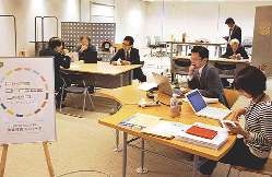 間仕切りがない開放的な空間で、それぞれの仕事に取り組む利用者ら＝大垣市のソフトピアジャパン・ドリームコアで