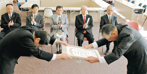 西川一誠知事（左）から表彰状を手渡される酒井電機の竹原一志社長＝県庁で