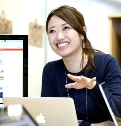 スタッフと打ち合わせをする米良＝東京都文京区で