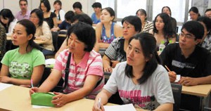 日本語の特徴について講師の話に耳を傾ける受講生＝可児市多文化共生センター・フレビアで