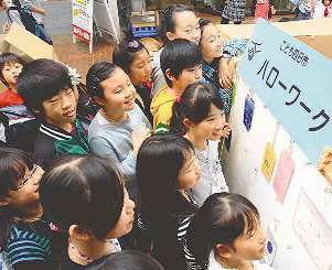 仕事を求め、ハローワークに殺到する子どもたち＝四日市市諏訪栄町で