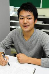 就活で使っていた手帳をめくりながら、体験を語る堀田長良さん＝名古屋市立大で