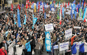 １万人総決起集会でガンバロー三唱する連合愛知の組合員。非正規労働者との連帯はまだ道半ばだ＝８日、名古屋市中区で