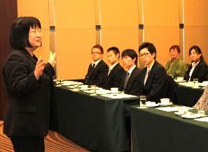 もてなしの気持ちを伝えることの大事さを話す杉浦さん（左）＝豊田市内で