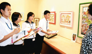 ３Ｄアート展の取材をする生徒たち＝金沢市香林坊で