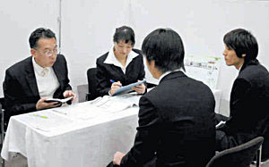 学生たちの就職相談に応じる福祉施設関係者＝金沢市鞍月で