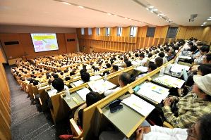 名城大が昨年６月に初めて開いた保護者向けの就職説明会。関心の高さから６００席の会場は満席（同大提供）
