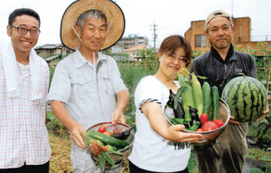 収穫した野菜を手にする石川さん（右）と入園者ら＝豊田市井上町のあいじょうファームで