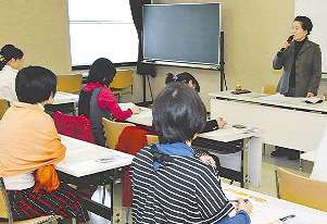 企業選びのポイントを紹介する道木睦子さん（右）＝土岐市文化プラザで