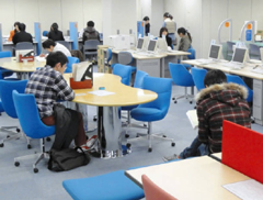 あわただしい年の瀬の街を横目に、職を求めて足を運ぶ若者たち